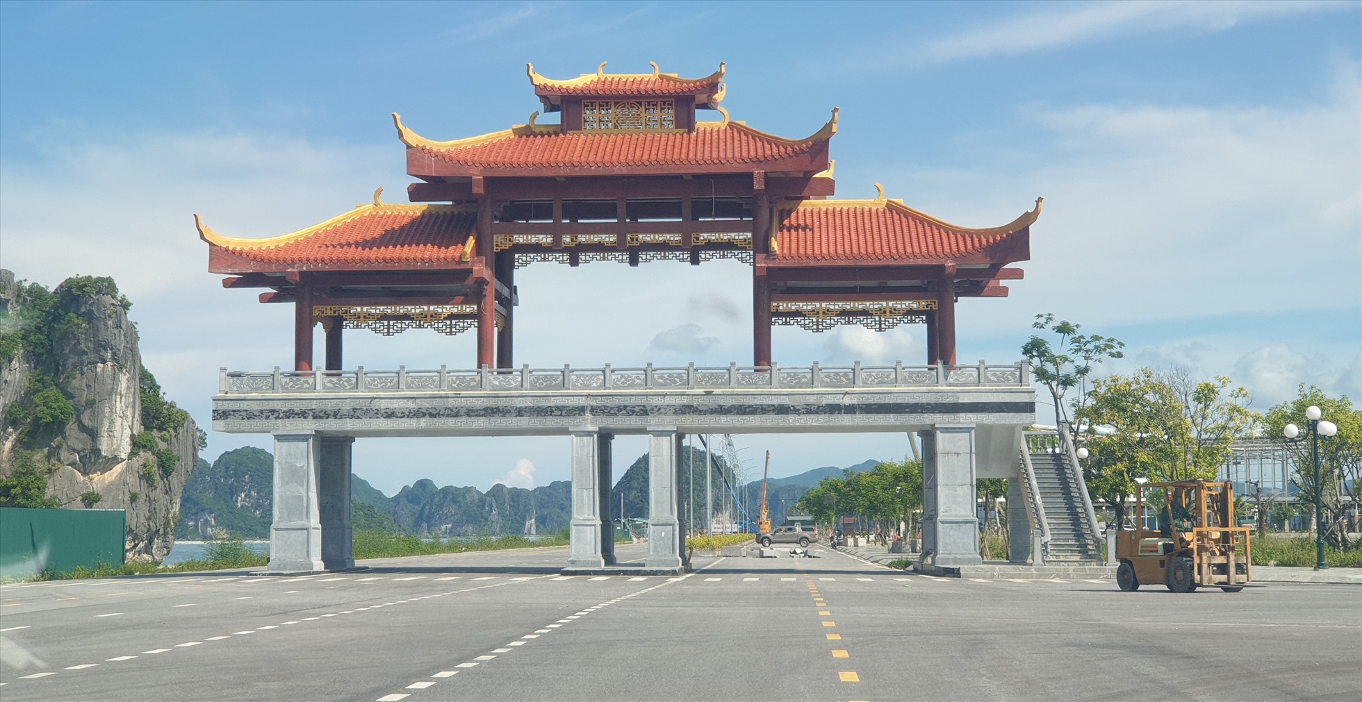 Cổng vào Bến cảng cao cấp Ao Tiên. Ảnh: Nguyễn Hùng
