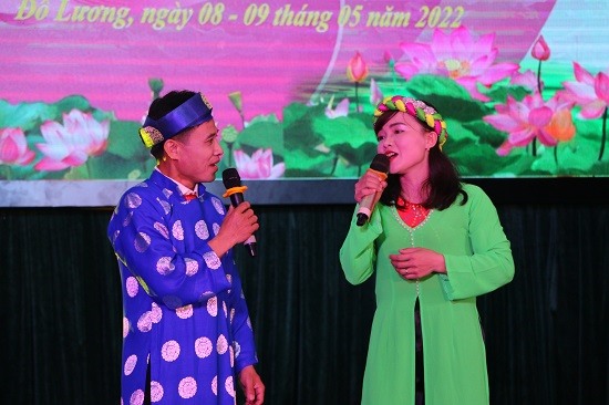 Câu lạc bộ dân ca Ví, Dặm xã Giang Sơn Đông tham gia tiêng hát Làng Sen Đô Lương năm 2022. Ảnh: QT
