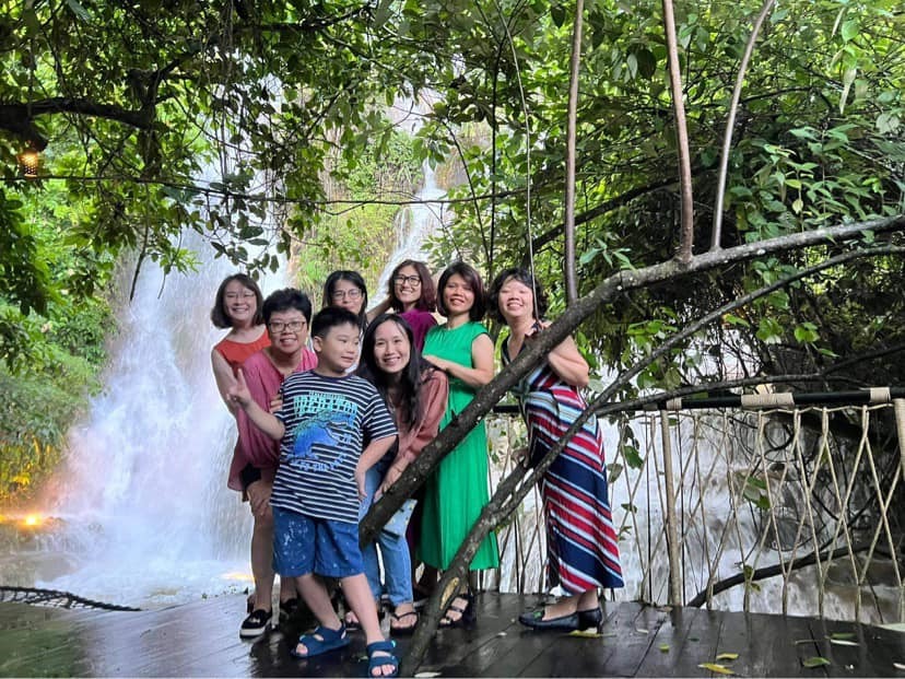 Quang cảnh thiên nhiên với hồ nước, rừng cây, khu vui chơi ngoài trời cho nhóm bạn tha hồ khám phá.