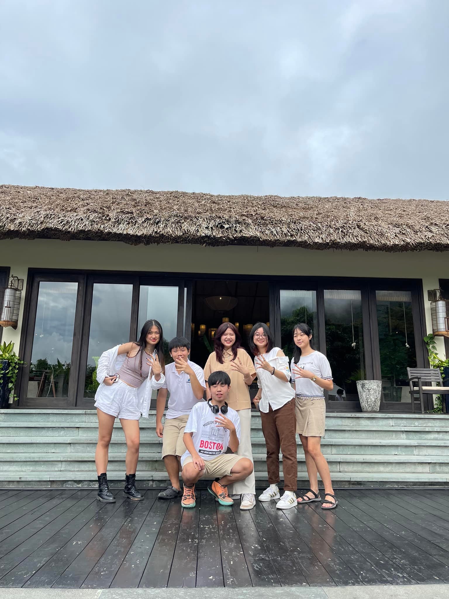 Đến đây, nhóm bạn thích thú chụp ảnh check-in với những căn villa mái lá vừa mộc mạc, giản dị nhưng nội thất bên trong lại vô cùng hiện đại, tiện nghi.