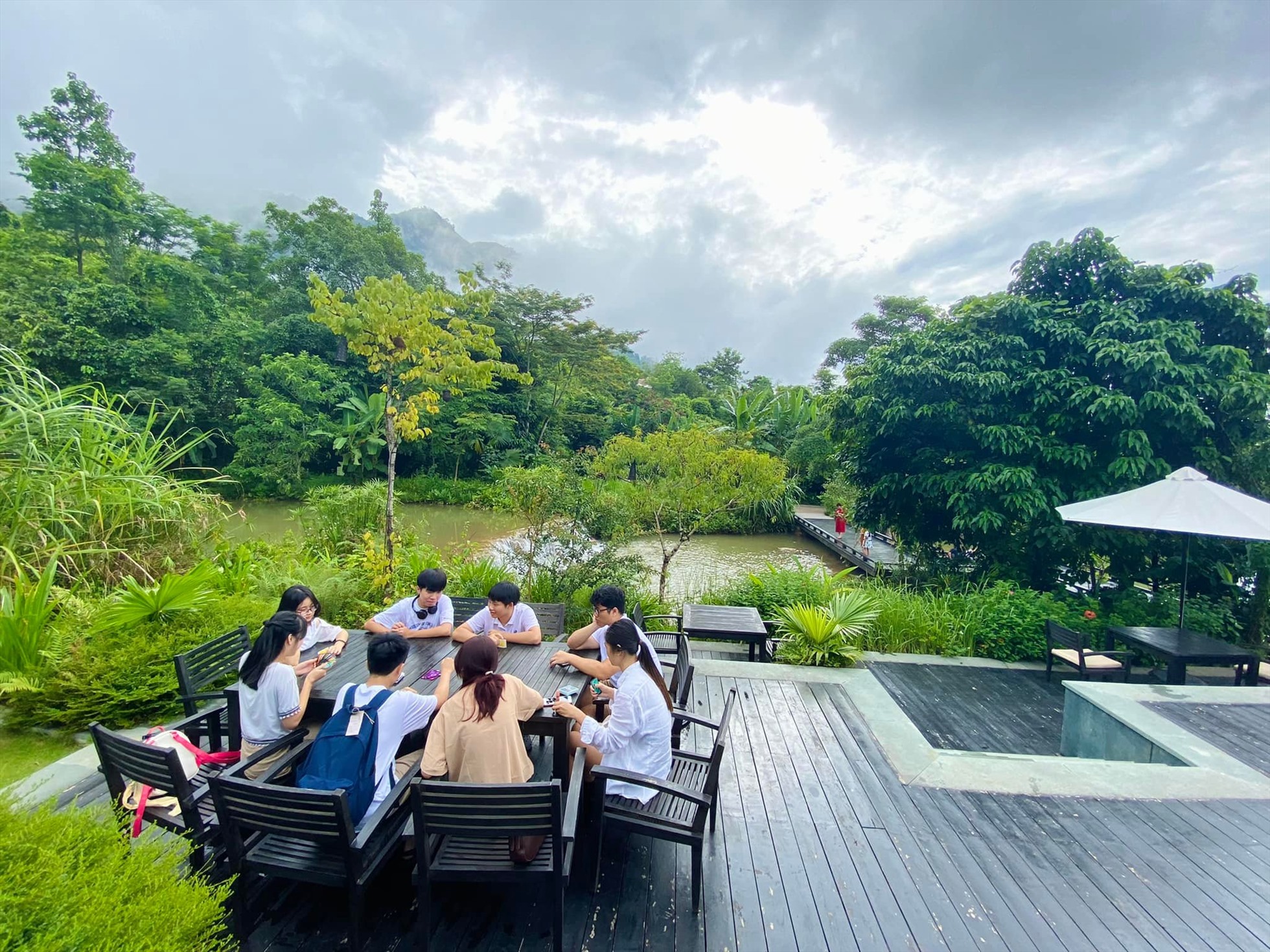 Khu vực sân chơi với những chiếc bàn lớn để tụ họp uống trà, trò chuyện, team building ngoài trời.