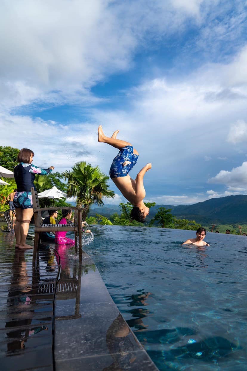 Đặc biệt, resort có cả bể bơi để phục vụ bơi lội thỏa thích. Đây cũng là bể bơi riêng bốn mùa đầu tiên tại miền núi Việt Nam.