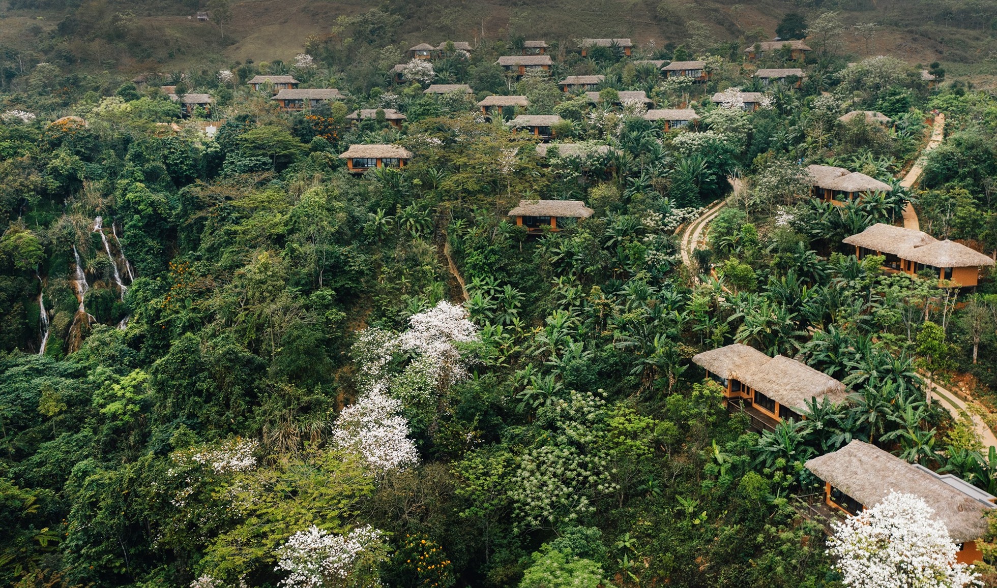 Avana Retreat là khu resort tọa lạc tại huyện Mai Châu, cách trung tâm thị trấn Mộc Châu 38km và thành phố Hòa Bình 43km. Để đến được đây từ Hà Nội, nhóm bạn phải mất 4 tiếng ngồi ô tô.
