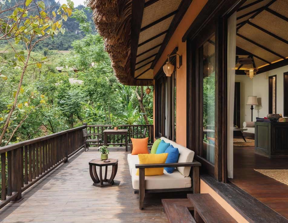 Khu resort 5 sao nằm ẩn mình giữa núi rừng nguyên sinh, gây ấn tượng với những căn villa lấp ló giữa sườn đồi xanh mát, thác nước đổ ngày đêm... tạo nên không gian thư thái, yên bình, gần gũi với thiên nhiên.