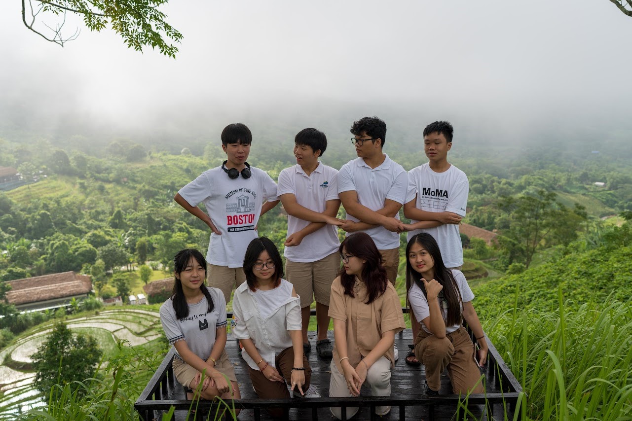Kết thúc kỳ thi tuyển sinh lớp 10, Trang Anh, Thanh Mai (Hà Nội) cùng nhóm bạn thân gồm 8 người được gia đình cho đi tham gia chuyến du lịch nghỉ dưỡng tại Avana Retreat resort tại Hòa Bình. Nhóm bạn đã cùng học và chơi thân với nhau từ khi còn học ở trường Mầm non Thực hành Hoa Hồng (Đống Đa, Hà Nội).