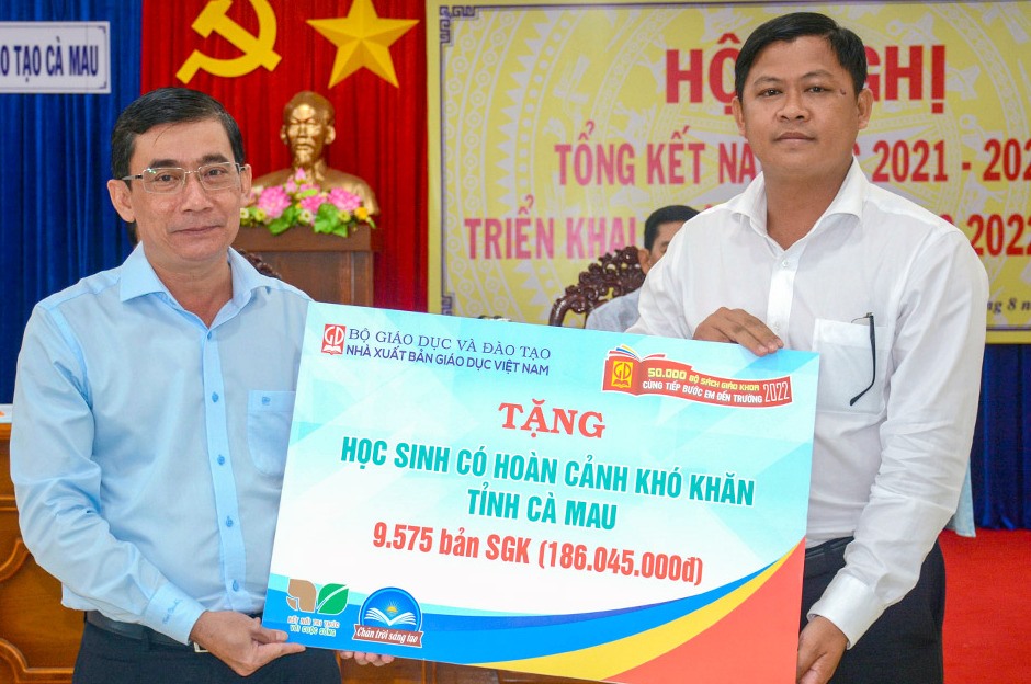 Nhà xuất bản Giáo dục tặng SGK cho học sinh có hoàn cảnh khó khăn tại tỉnh Cà Mau. Ảnh: Nhật Hồ