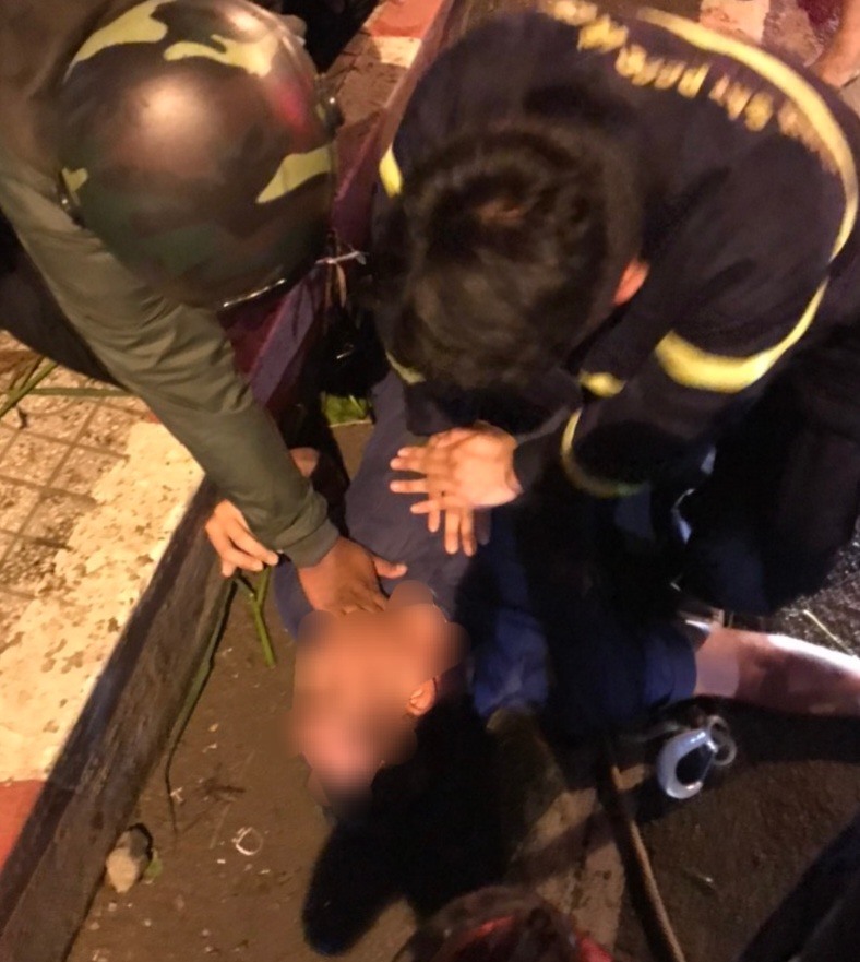 Nạn nhân nhảy cầu được cảnh sát hô hấp đưa đi bệnh viện cứu sống.Ảnh: Lực lượng chức năng cung cấp