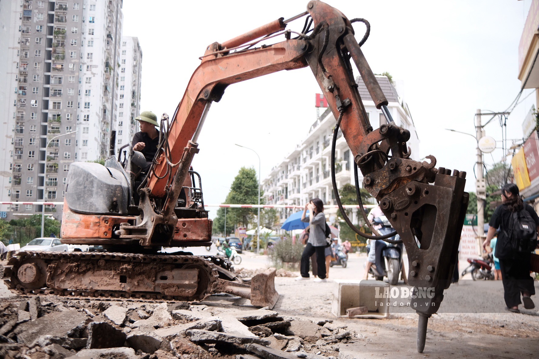 UBND Quận Hoàng Mai đã có thông báo về việc thi công, sửa chữa ngõ 282 Kim Giang, kéo dài từ ngách 282/1 đến đền Vua Lê do Công ty cổ phần xây dựng đầu tư VINA2 tiến hành sửa chữa, bắt đầu từ 17.8.2022.