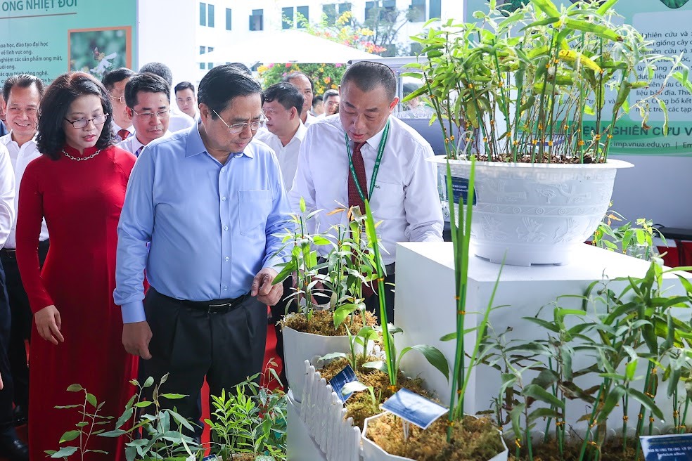 Thủ tướng thăm các gian hàng trưng bày sản phẩm nông nghiệp. Ảnh: Nhật Bắc