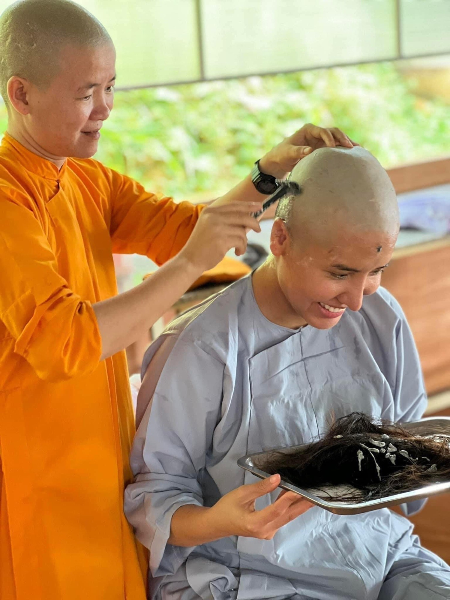 Á hậu Khánh Phương xuống tóc, quy y tại Thiền viện Hồng Trung Sơn trong vòng 1 tháng. Ảnh: FBNV