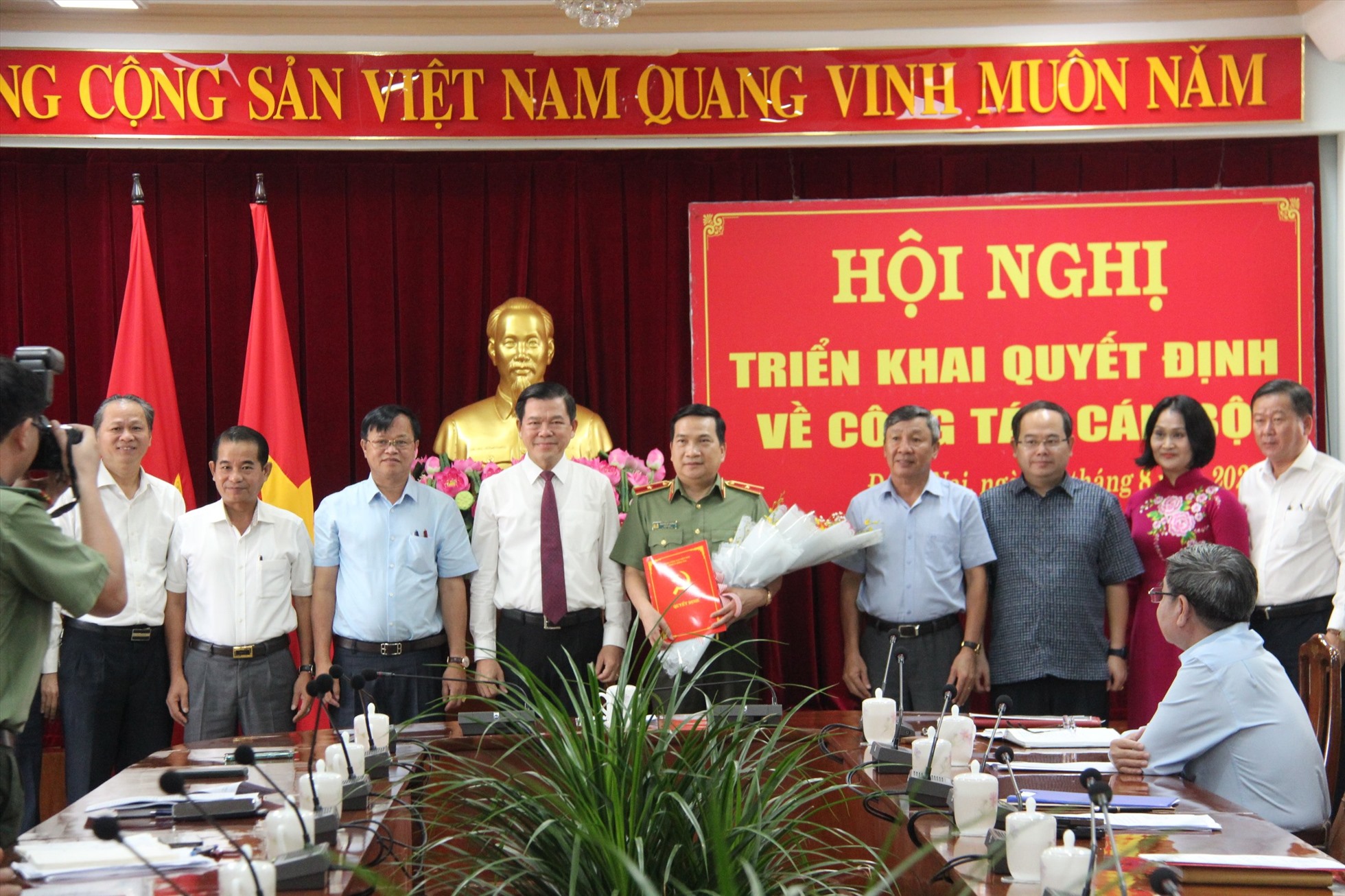 Ban thường vụ tỉnh uỷ Đồng Nai chúc mừng thiếu tướng Nguyễn Sỹ Quang. Ảnh: Hà Anh Chiến