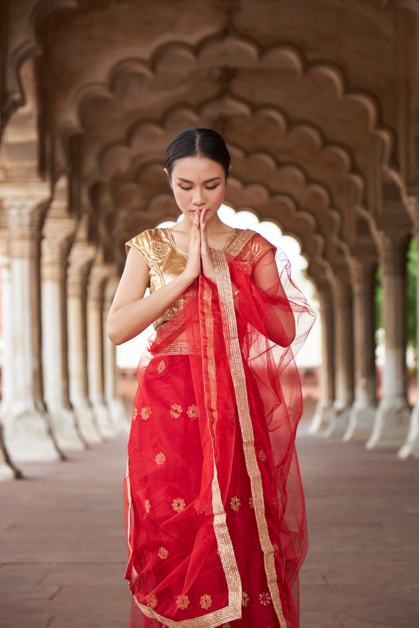 Langa Voni là trang phục truyền thống của phụ nữ Ấn Độ. Khoác trên mình bộ trang phục trang nhã và đài cát, Thủy Tiên vô cùng xinh đẹp và cuốn hút.