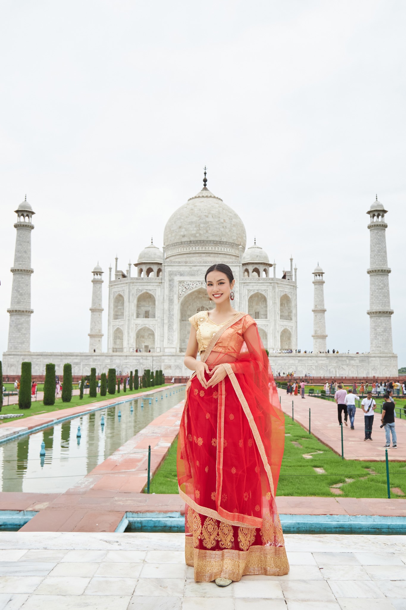 Trong chuyến công tác tại Ấn Độ vừa qua, Á hậu 2 Hoa hậu Hoàn vũ Việt Nam - Huỳnh Phạm Thủy Tiên đã có cơ hội diện trang phục truyền thống mang tên Langa Voni của người phụ nữ Ấn Độ.