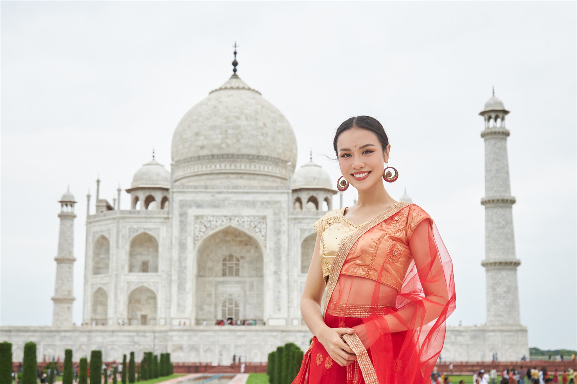Với danh hiệu Đại sứ Du lịch Hoa hậu Hoàn vũ Việt Nam 2022, Á hậu Thủy Tiên tích cực lắng nghe, tìm hiểu và học hỏi thêm những điều thú vị về hình thức và sự phát triển du lịch tâm linh tại Ấn Độ. Ảnh: Sang Dao.