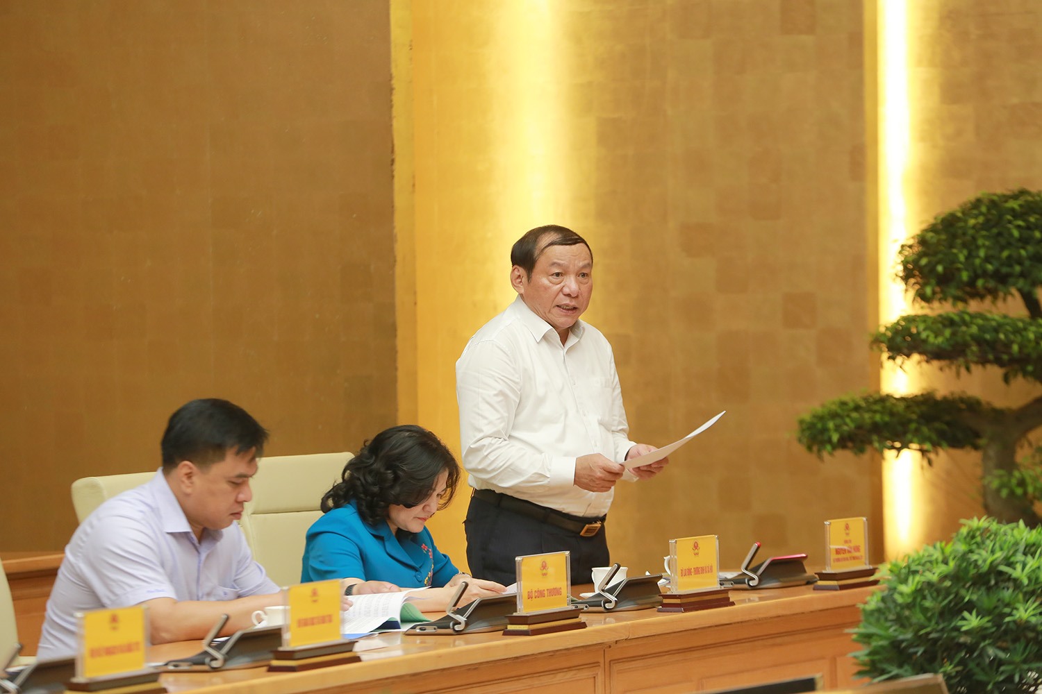 Bộ trưởng Bộ Văn hoá Thể thao và Du lịch Nguyễn Văn Hùng. Ảnh: Đình Nam