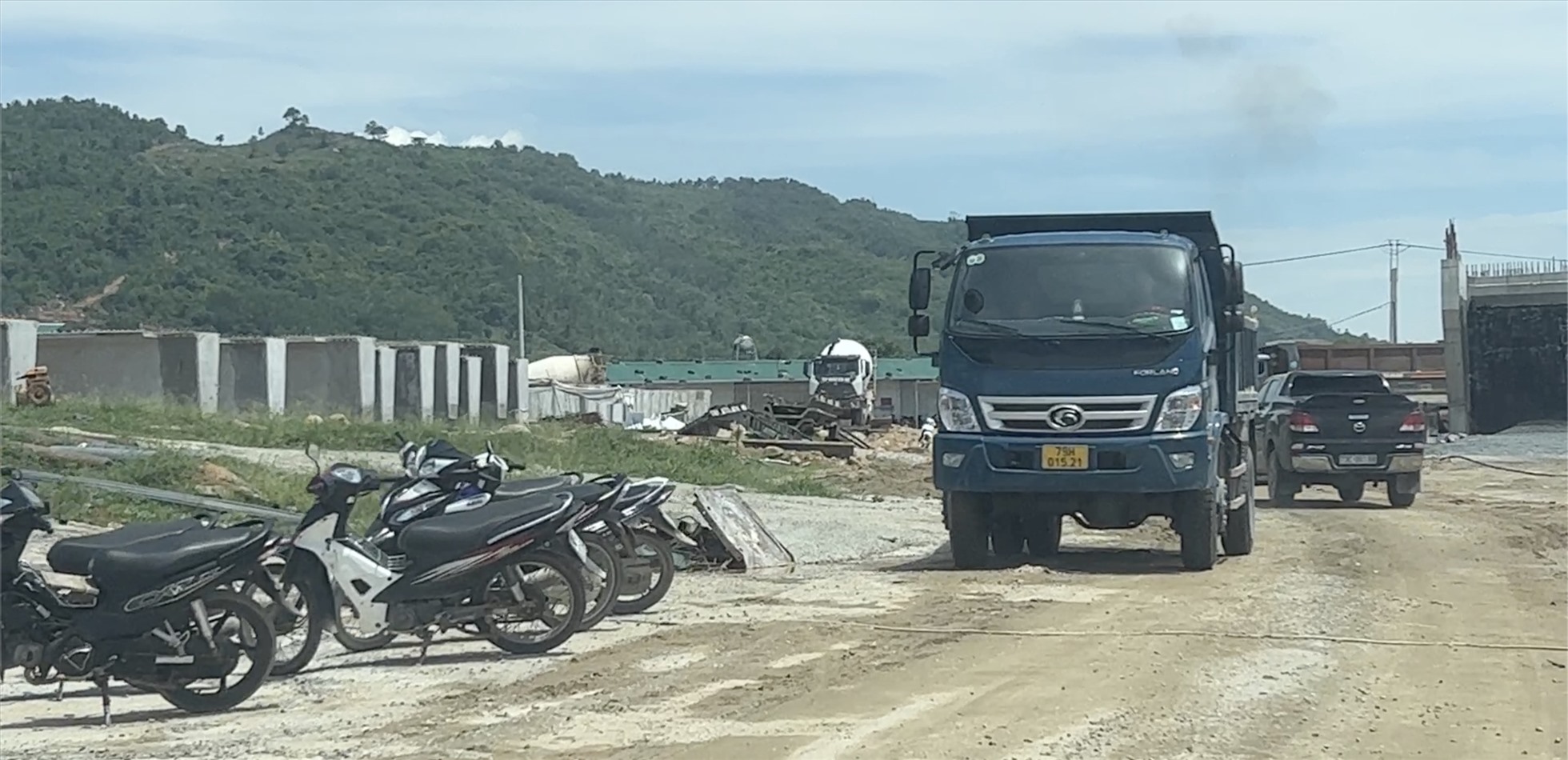 Một chiếc xe ben chở đất lậu công khai chạy trên tuyến cao tốc đang thi công tại xã Cam Hiệp Nam.