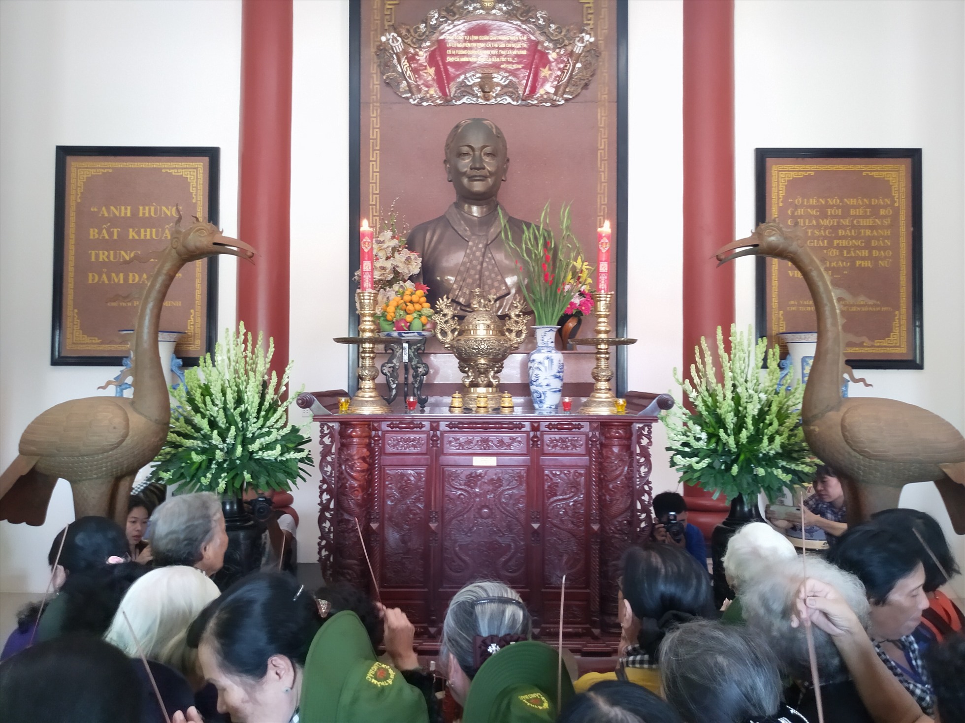Người dân Bến Tre viếng đền thờ Nữ tướng Nguyễn Thị Định. Ảnh: K.Q