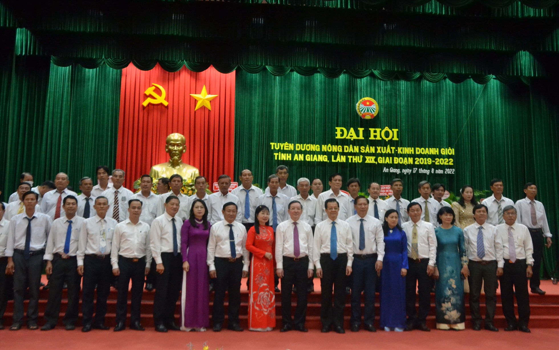 Các đại biểu chụp ảnh lưu niệm với lãnh đạo Hội Nông dân Viêt Nam và tỉnh An Giang. Ảnh: LT