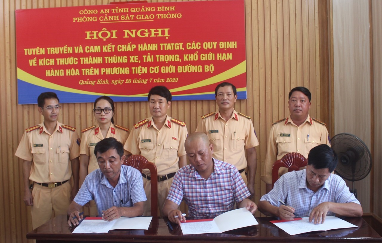 Phòng CSGT - Công an tỉnh Quảng Bình tổ chức hội nghị tuyên truyền và ký cam kết không cơi nới thành thùng xe. Ảnh: CTV