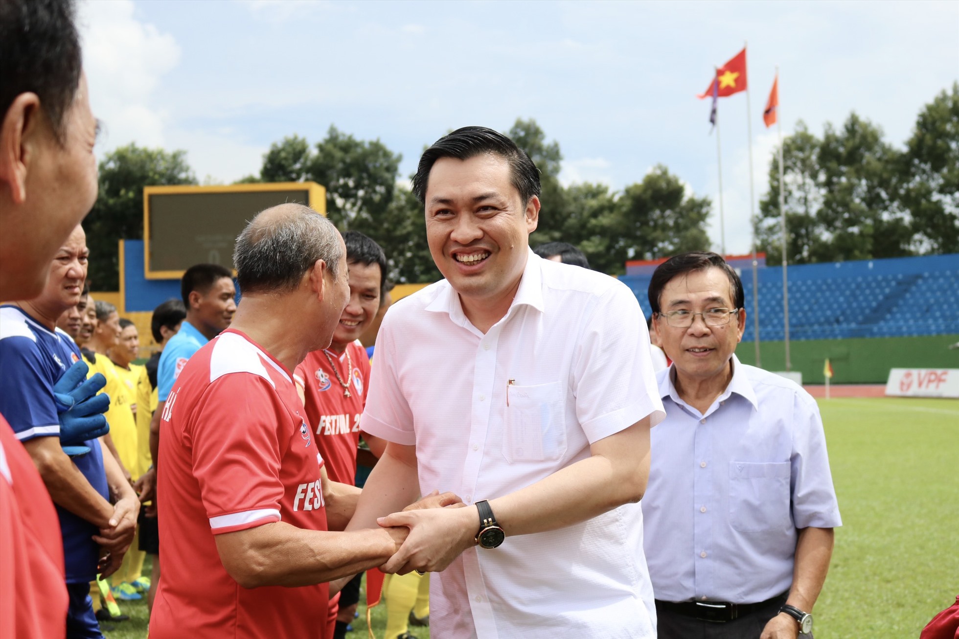 Ông Cao Văn Chóng  chào mừng các cựu cầu thủ 3 miền Bắc – Trung – Nam về Bình Dương dự Festival. Ảnh: VFF