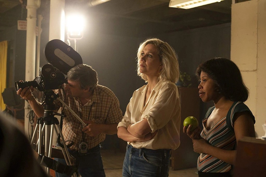 Chuyên viên điều phối cảnh nóng Alicia Rodis đang giám sát một cảnh ân ái trên phim trường.