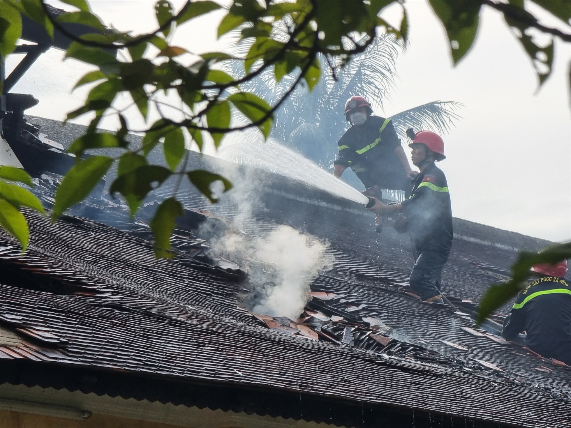 Tuy nhiên do hệ thống mái, kèo chịu lực của dãy nhà làm bằng gỗ bị lửa thiêu cháy khiến một phần khu nhà của di tích này sụp đổ.