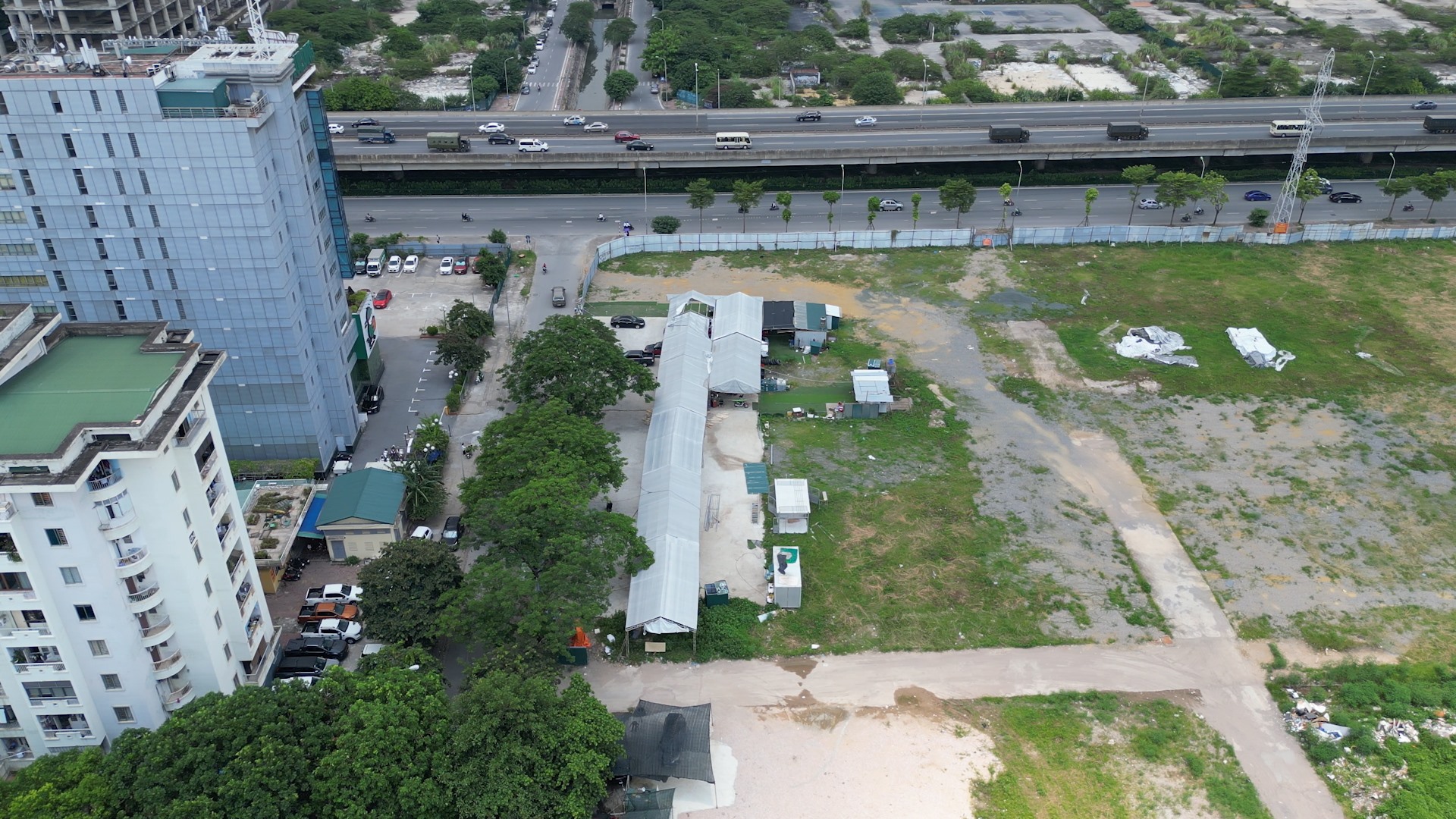 Toàn cảnh khu đất X2 (mặt đường Phạm Hùng) - dự án “treo” được L. quảng cáo cho thuê để kinh doanh bãi xe.
