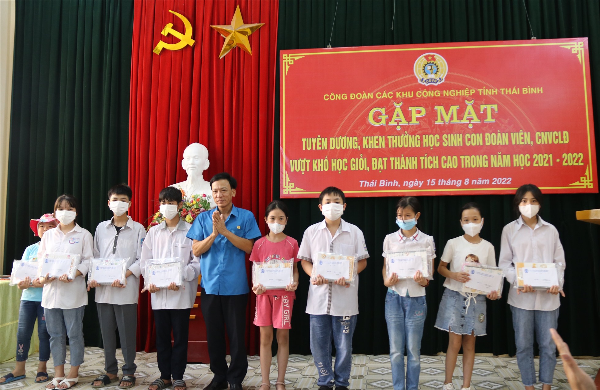 Phó Chủ tịch LĐLĐ tỉnh Thái Bình - Nguyễn Thanh Bình trao quà cho các cháu tại buổi tuyên dương. Ảnh: B.M