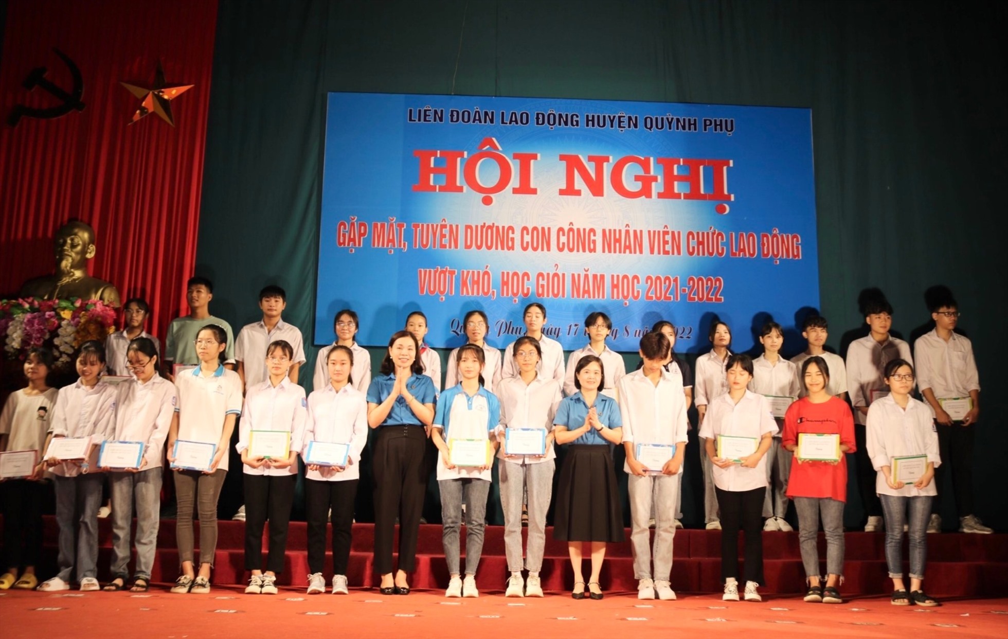 Lãnh đạo LĐLĐ tỉnh Thái Bình, LĐLĐ huyện Quỳnh Phụ trao quà động viên các cháu tại hội nghị . Ảnh: B.M