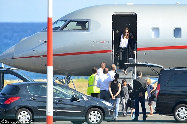 Angelina Jolie là người đã yêu cầu FBI giao ra các tài liệu liên quan đến cuộc điều tra đối với Brad Pitt sau khi cô tuyên bố chồng cũ ''hành hung thể xác và bằng lời nói'' cô và các con khi đang bay trên chuyên cơ từ châu Âu về Los Angeles (Mỹ) vào ngày 14.9.2016. Ảnh: