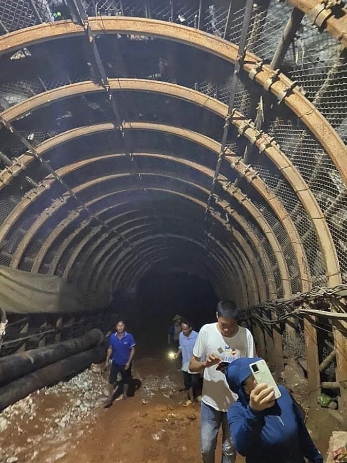 Người dân xã Châu Hồng (huyện Quỳ Hợp) đi xem xét trong đường hầm khai thác quặng của Công ty CP Tân Hoàng Khang. Ảnh: QH