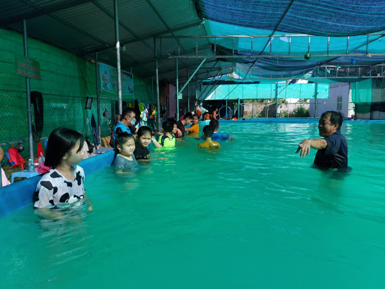 Lớp dạy bơi miễn phí cho trẻ em do Thị đoàn thị xã Ngã Năm (Sóc Trăng) tổ chức vào tháng 7.2022