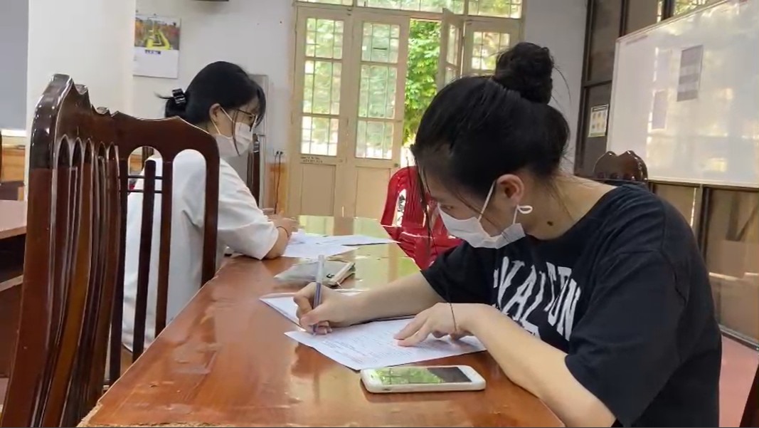 Học sinh Trường THPT Việt Đức (Hoàn Kiếm, Hà Nội) đến trường đăng kí nguyện vọng môn học vào lớp 10. Ảnh: Tường Vân