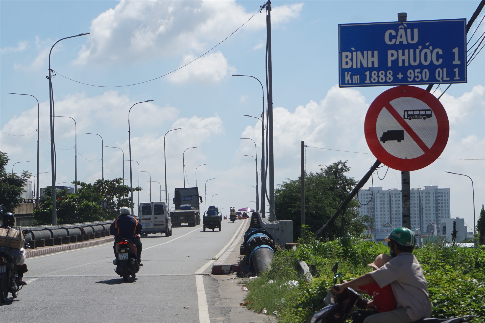 Xe tải, xe khách trên 16 chỗ bị cấm chạy qua cầu Bình Phước 1 hướng từ quận 12 qua Thành phố Thủ Đức.  Ảnh: M.Q