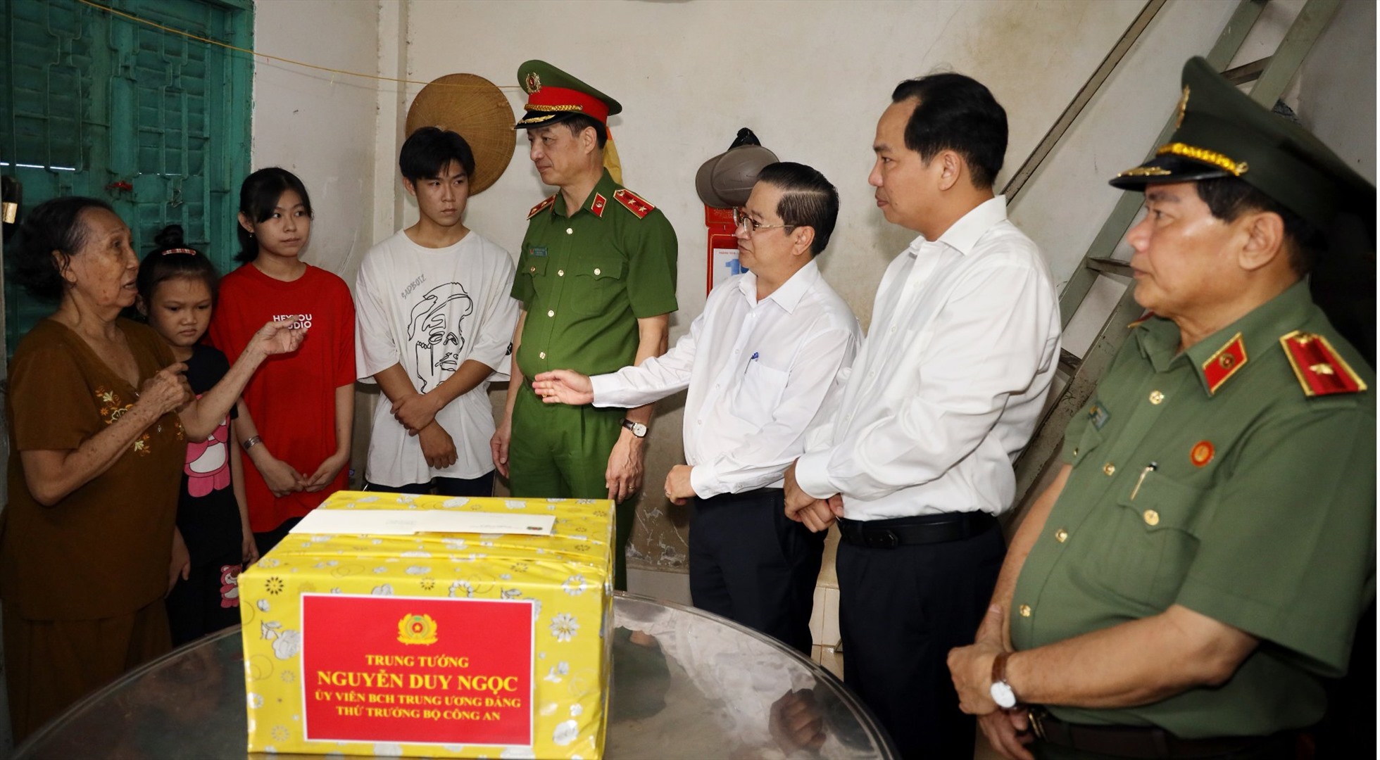 Thứ trưởng Nguyễn Duy Ngọc đến thăm và tặng quà cho gia đình cháu Lưu Nguyệt Linh có hoàn cảnh khó khăn, mồ côi cha, mẹ do COVID-19.