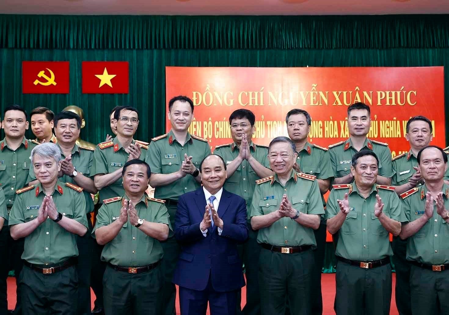 Chủ tịch nước Nguyễn Xuân Phúc với lãnh đạo Bộ Công an và Cục An ninh Kinh tế.