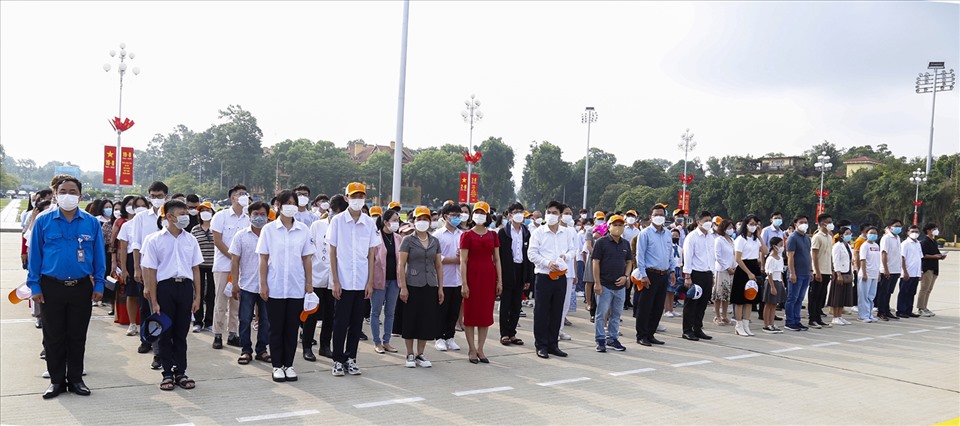 Đoàn đại biểu là các gia đình cán bộ, công nhân viên (CBCNV) tiêu biểu năm 2022 và con CBCNV học giỏi của Tập đoàn Điện lực Việt Nam (EVN) báo công dâng Bác. Ảnh: Đắc Cường