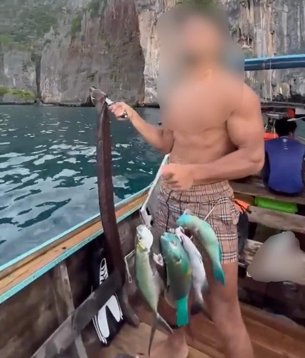Rosland Benedia trong video khoe chiến tích săn cá ở Koh Phi Phi. Ảnh: @roslanofficial