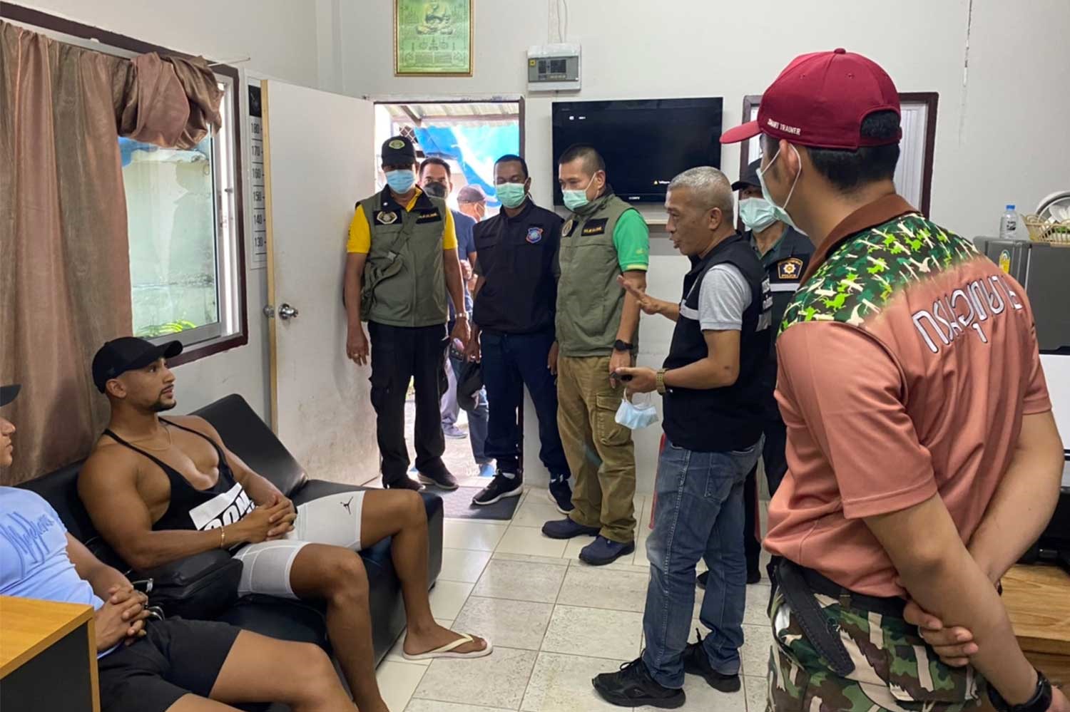 Benedia (ngoài cùng bên trái) trong buổi làm việc với cảnh sát. Ảnh: Phuket Tourist Police
