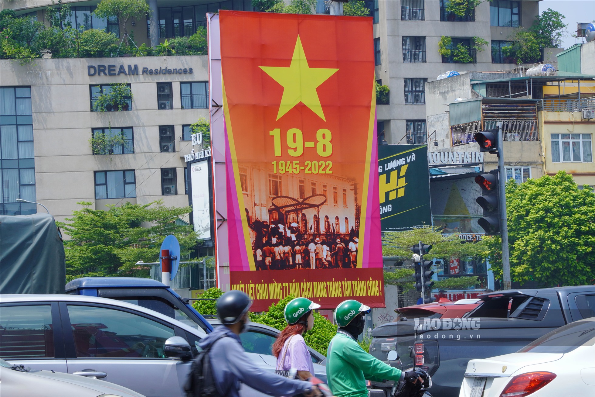 Hướng tới kỷ niệm các ngày lễ lớn, từ đầu tháng 8, nhiều hoạt động trang trí, tuyên truyền, cổ động trực quan đã được thực hiện trên nhiều tuyến phố chính ở TP.Hà Nội.