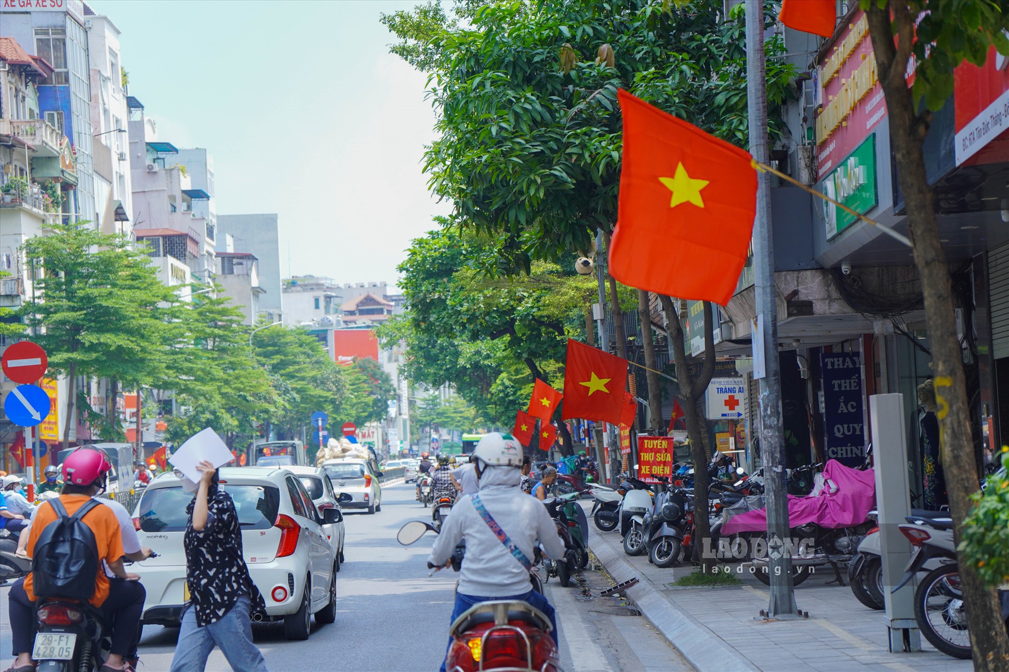 Rực rỡ sắc cờ trên phố Tôn Đức Thắng.
