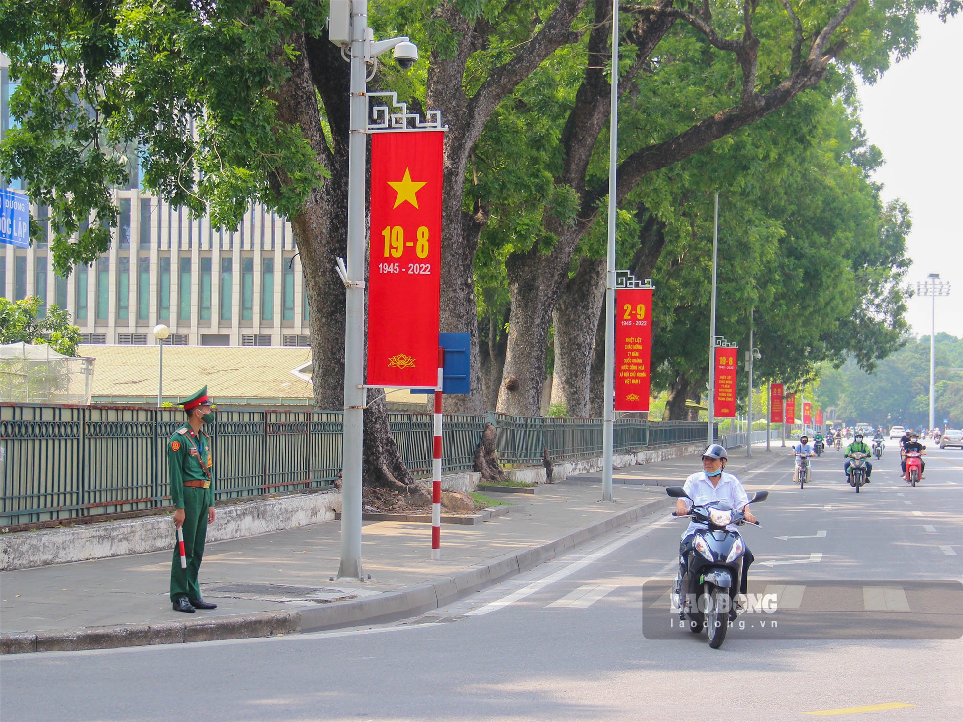 Băng rôn đậm sắc đỏ treo dọc các tuyến đường chính và khu vực trung tâm chào mừng kỷ niệm 77 năm Cách mạng tháng Tám và Quốc khánh 2.9 (1945 - 2022).