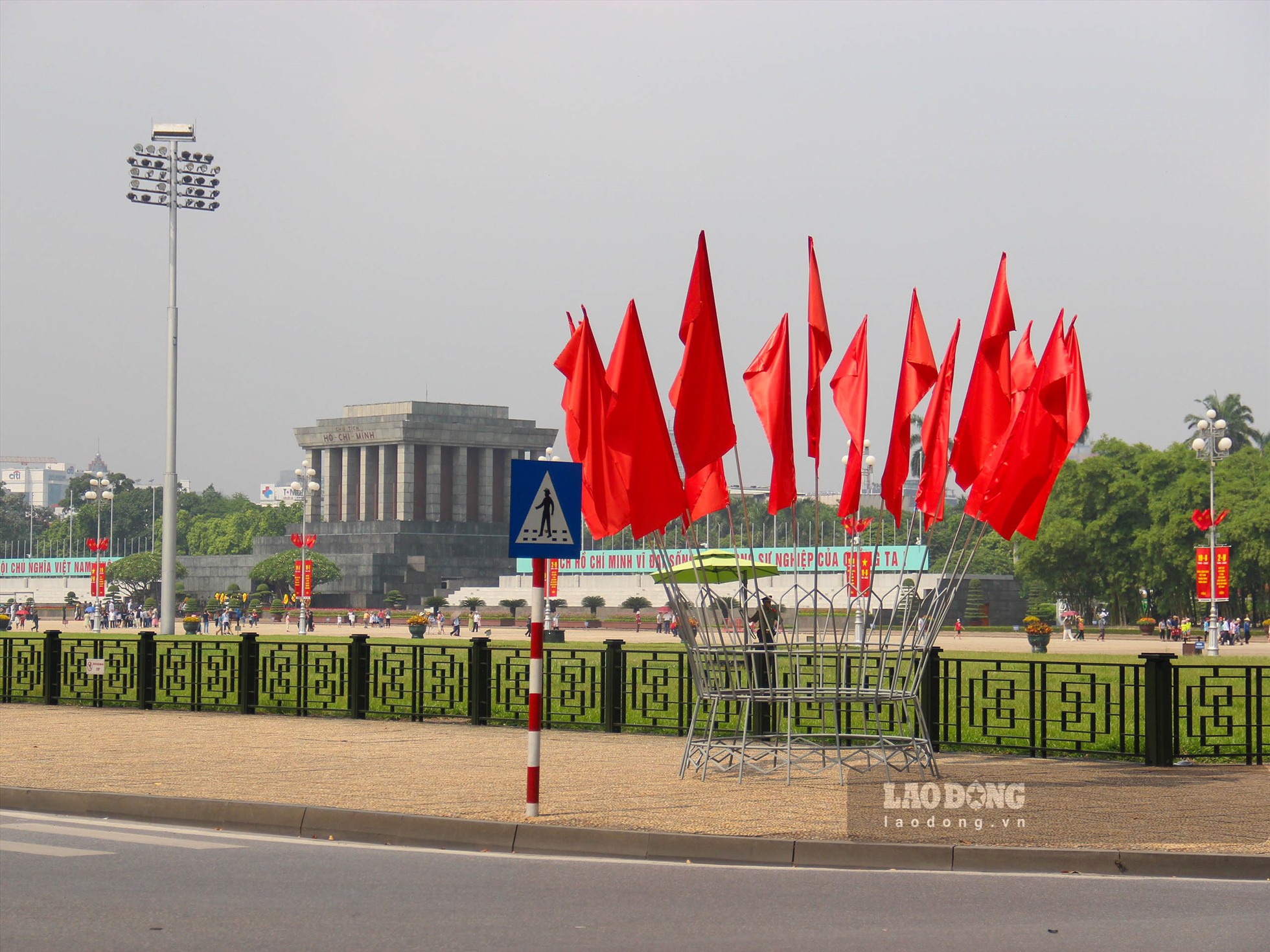 Cờ hoa phấp phới ở Khu vực Quảng trường Ba Đình, Lăng Chủ tịch Hồ Chí Minh.