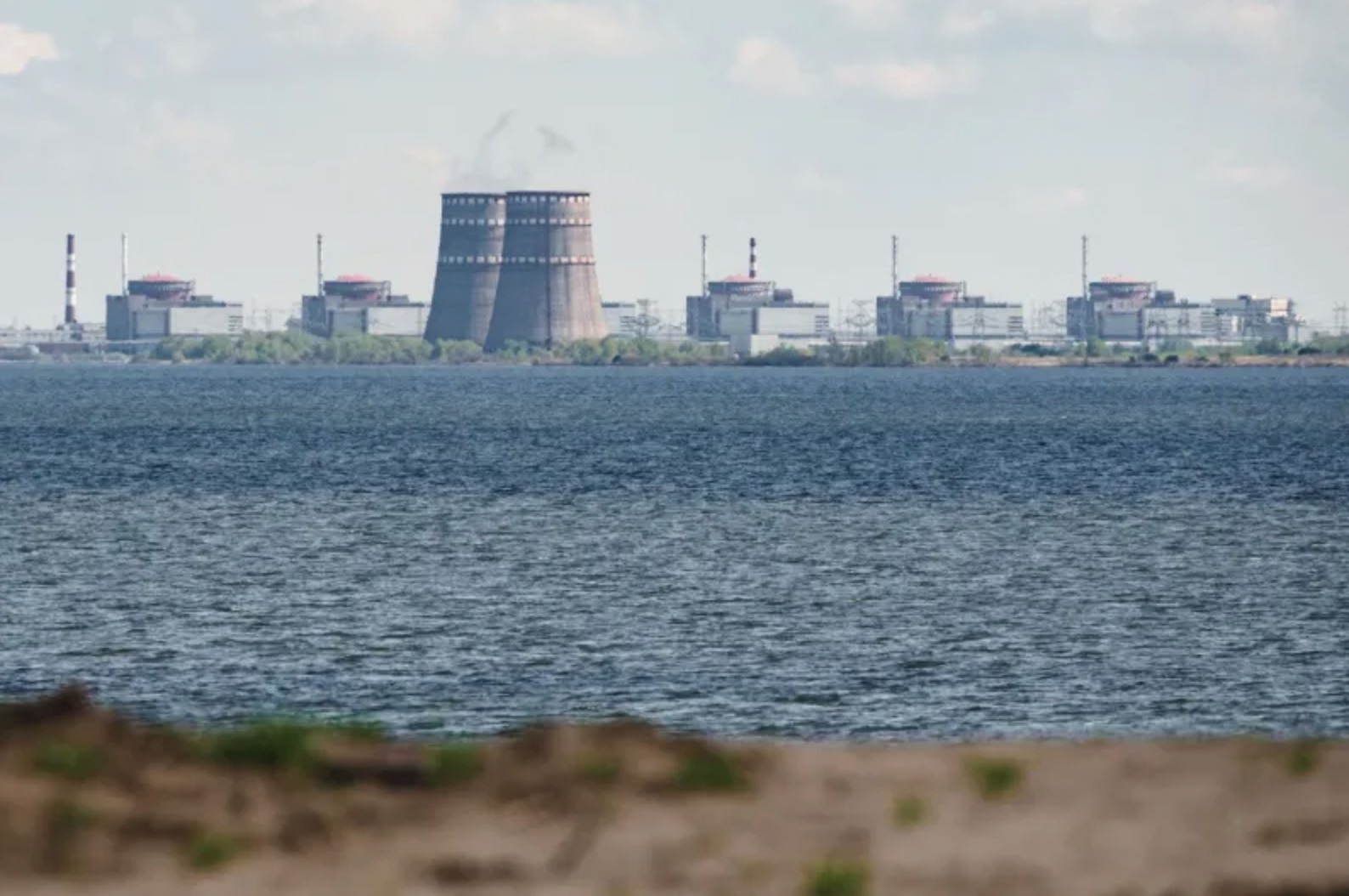Nhà máy điện hạt nhân Zaporizhzhia bên sông. Ảnh: AFP