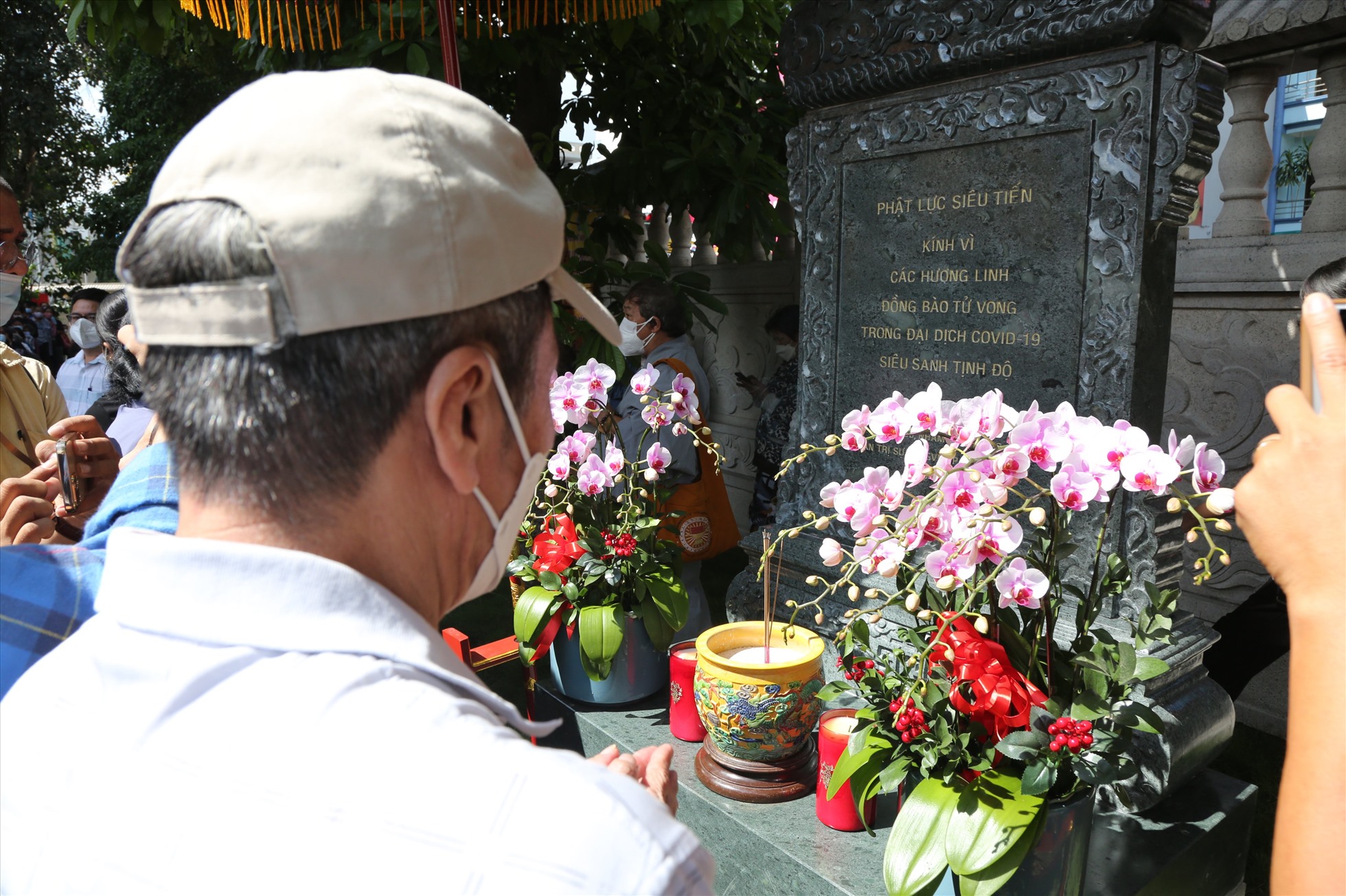 Tấm bia tưởng niệm được đặt trang nghiêm tại một góc trong Việt Nam Quốc tự. Tính đến nay, COVID-19 đã cướp đi sinh mạng của hơn 43.000 người dân Việt Nam.