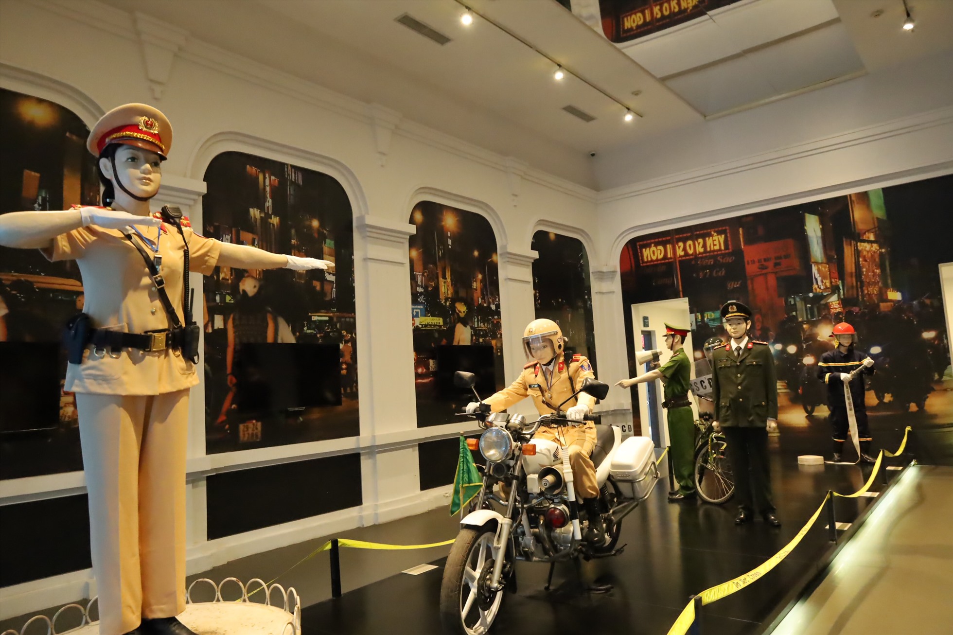 Bảo tàng đã trưng bày mô hình các chiến sĩ CAND đảm nhiệm những vai trò khác nhau. Ảnh: Nguyễn Thuý