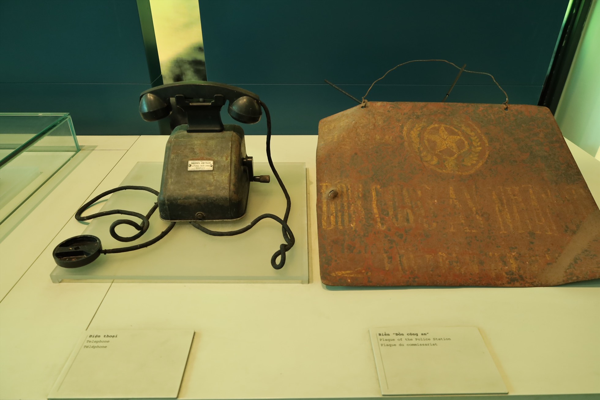 Chiếc điện thoại bàn và biển “Đồn công an” cũng được lưu giữ tại Bảo tàng  Công an Hà Nội. Ảnh: Nguyễn Thuý