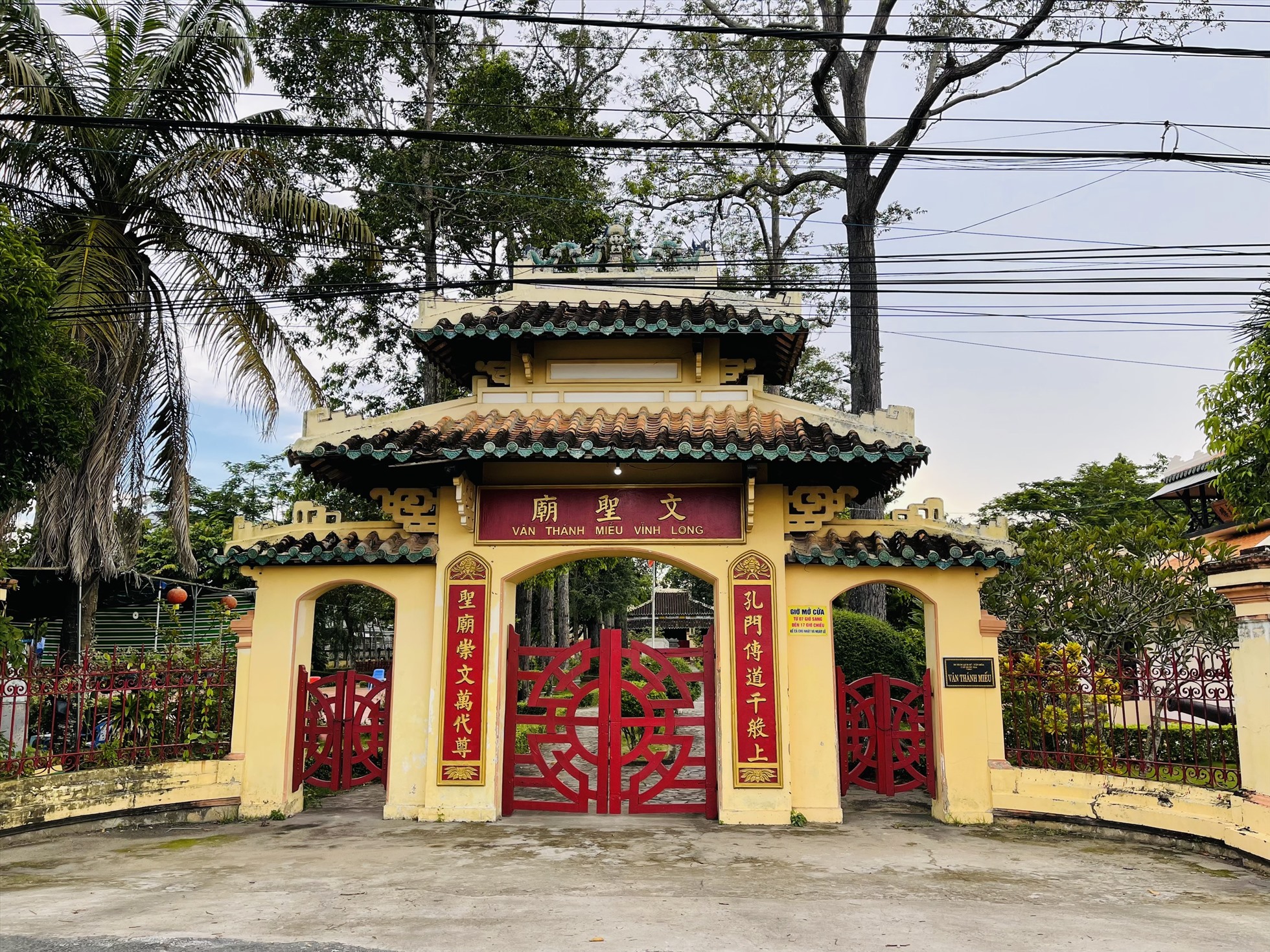 Cổng tam quan của Văn Thánh Miếu Vĩnh Long. Ảnh: Hương Mai