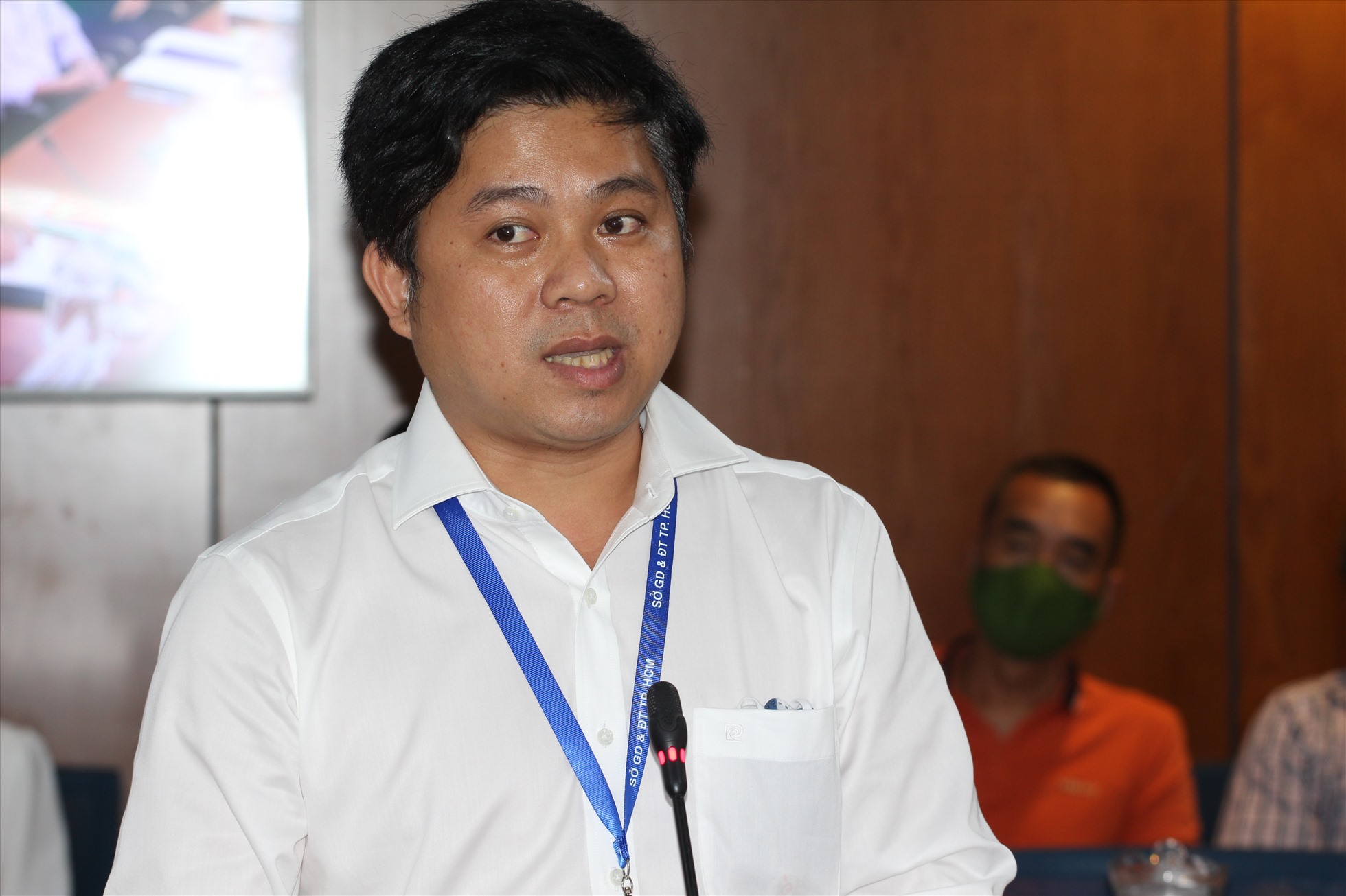 Chánh Văn phòng Sở GDĐT TPHCM Hồ Tấn Minh thông tin tại họp báo.