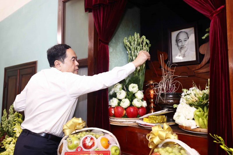 Phó Chủ tịch Thường trực Quốc hội Trần Thanh Mẫn dâng hương tưởng nhớ Chủ tịch Hồ Chí Minh. Ảnh: Doãn Tấn